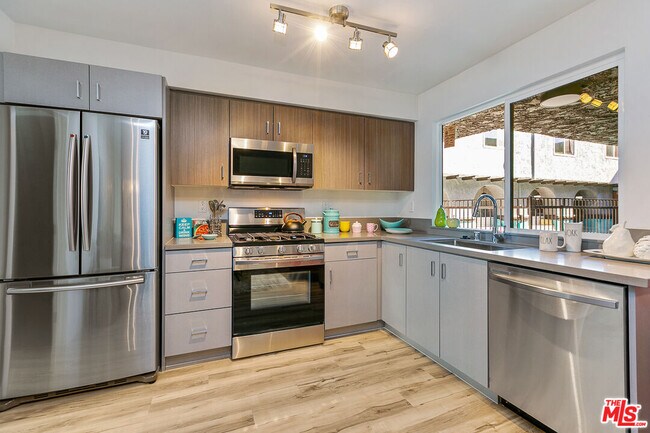 Foto del edificio - 6640 Woodley Ave