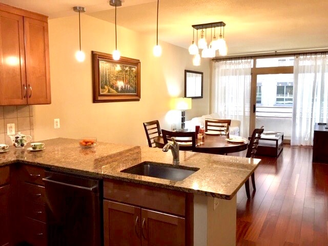Dining / Living area - 888 N Quincy St