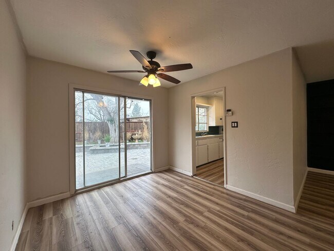 Foto del edificio - Corner Lot!