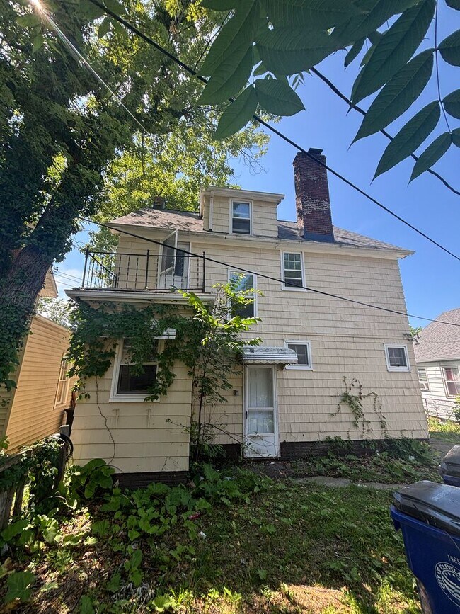 Building Photo - Beautifully Renovated 4-Bedroom Home in Cl...