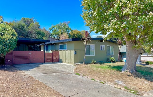 Building Photo - 220 Los Altos Pl