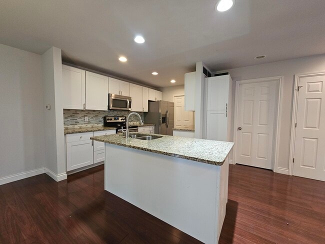 Building Photo - 324 Stratford Ln