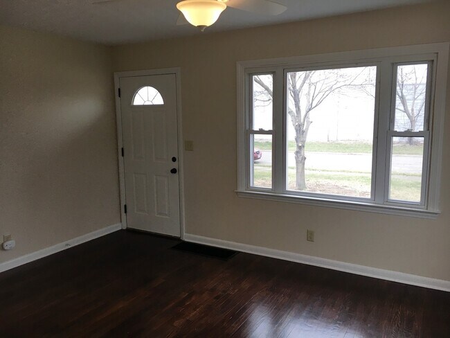 Building Photo - ***3-Bedroom House w/ 2-Car Garage!***