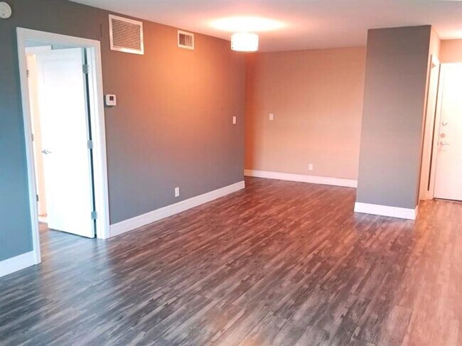 Building Photo - 12 NE 19th Ct