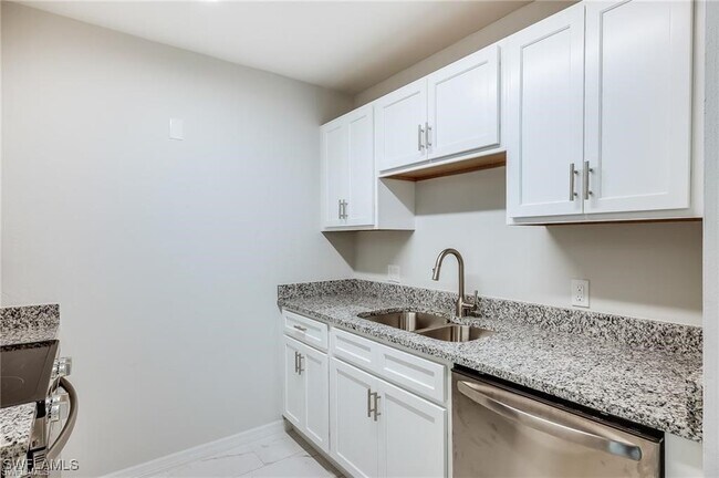 Foto del edificio - 3225 E Riverside Dr