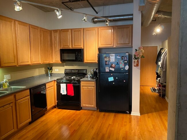 Building Photo - 933 W Van Buren St