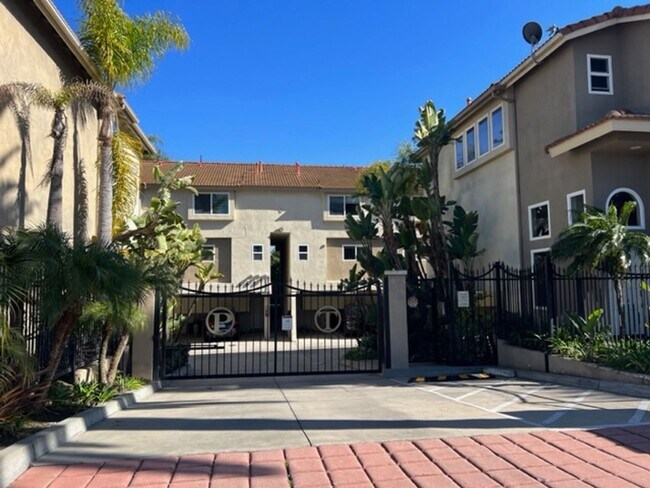 Foto del edificio - Private, Gated and the Heart of Costa Mesa!
