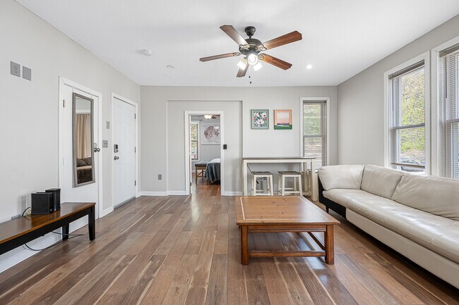 Foto del edificio - 586 Pleasant St