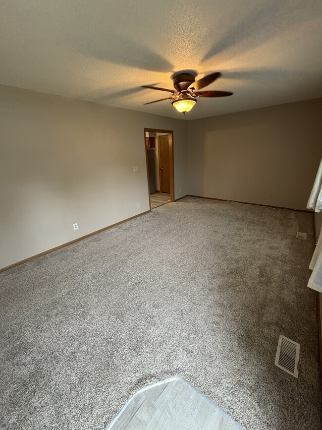 Building Photo - 402 Rolling Green Dr