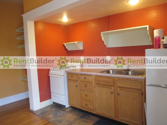Building Photo - 103 Maple St NE