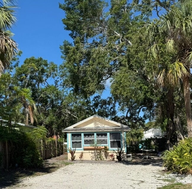 Building Photo - 1 Bedroom 1 Bathroom with WD
