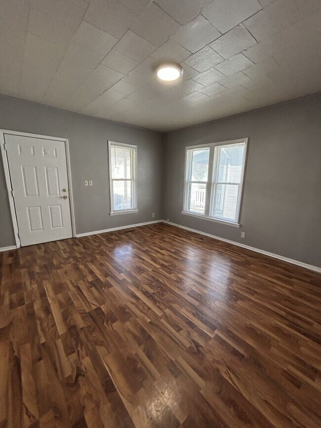 Building Photo - Very Nice 3BR/1BA Single Family Home w/Huge Back Yard!