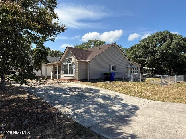 Foto del edificio - 1308 E Oak Island Dr
