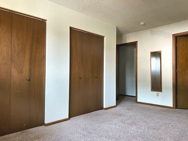 Building Photo - Clarkson Ave Duplex