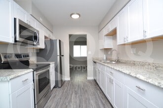 Building Photo - 2210 W Devonshire Ave