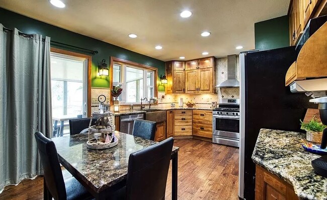 Foto del edificio - 460 Heather Ln