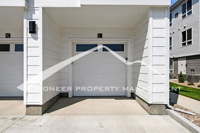 Building Photo - Stunning Condo with Washer/Dryer and Centr...