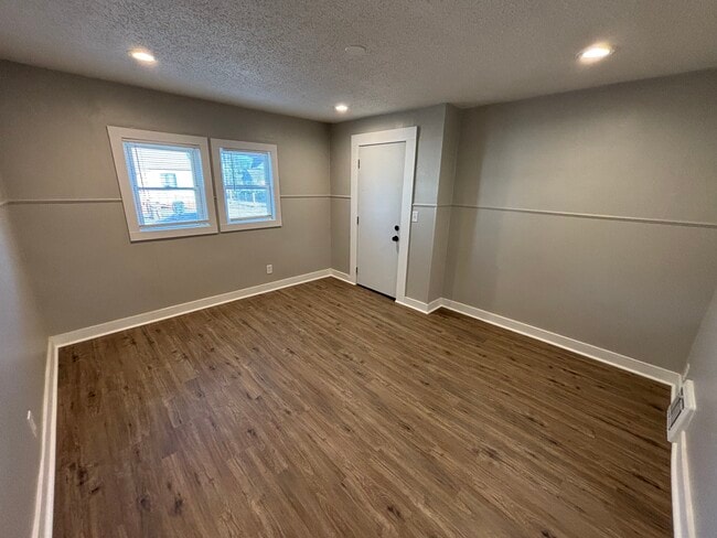 Building Photo - 109 S Maple St