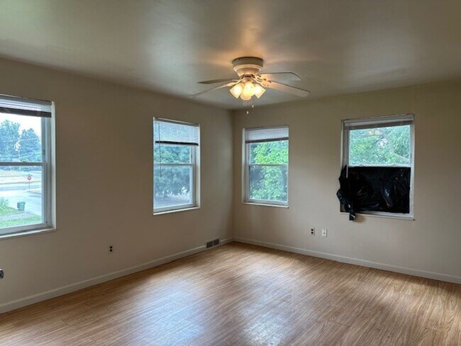 Foto del edificio - 2nd Floor 2 Bed 1 Bath Apt Located On N 2n...