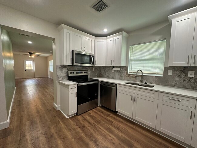 Building Photo - 5932 Mckee Lake Dr N