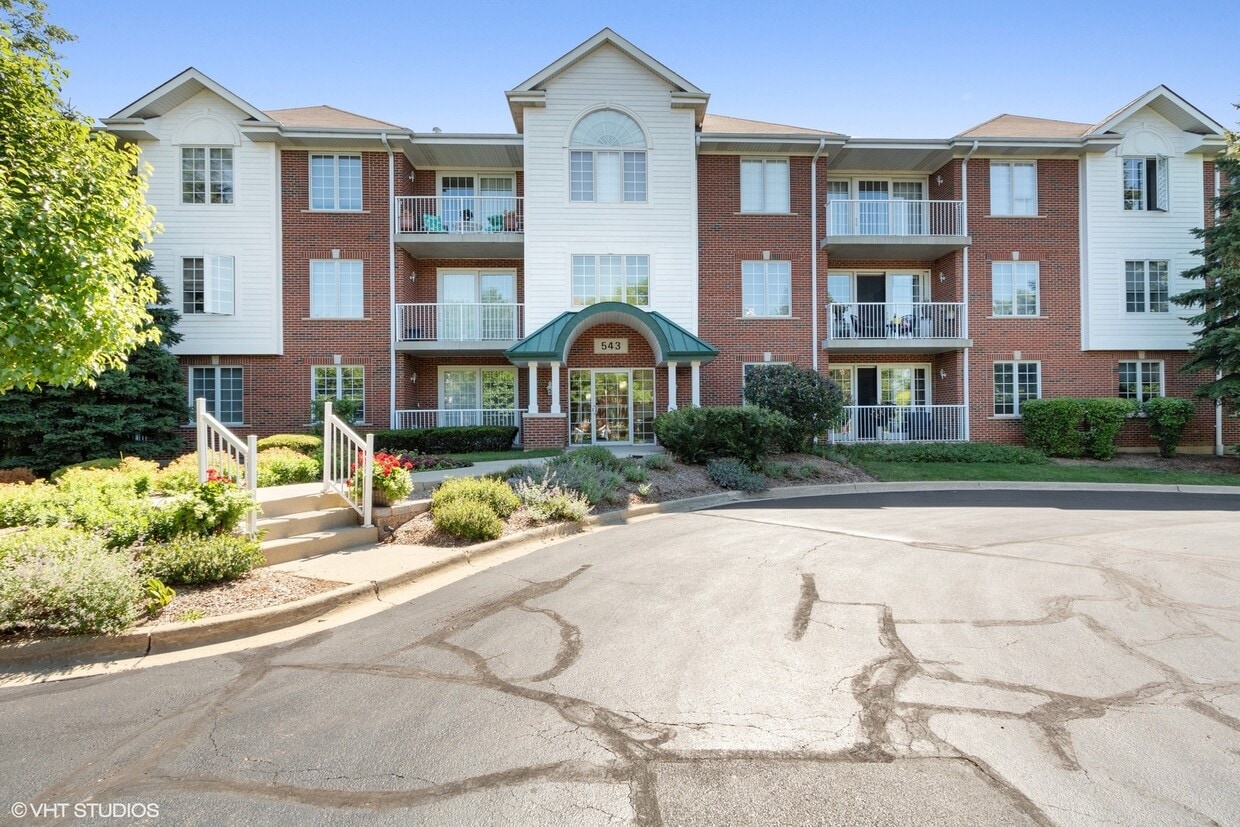 543 N Hough St Unit 102, Barrington, IL 60010 Condo for Rent in Barrington, IL