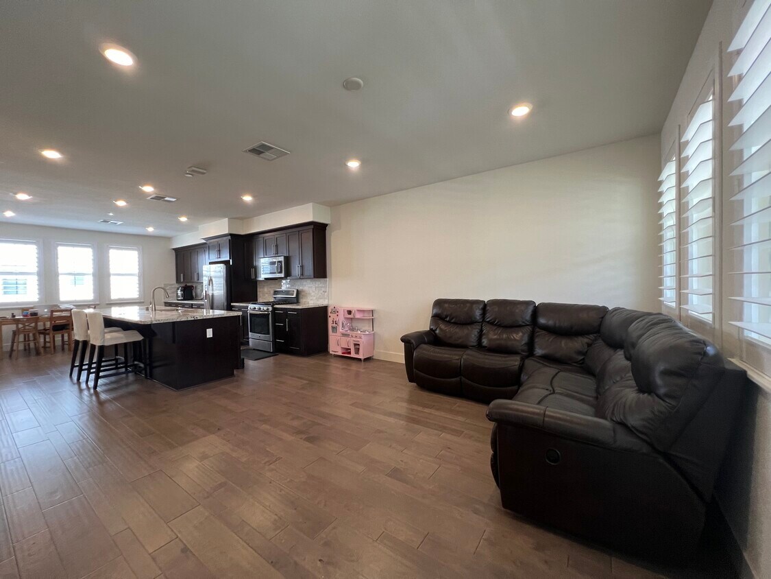 Primary Photo - 8637 Seawind Way