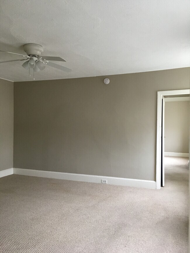 LivingRm_3Empty - 200 East St