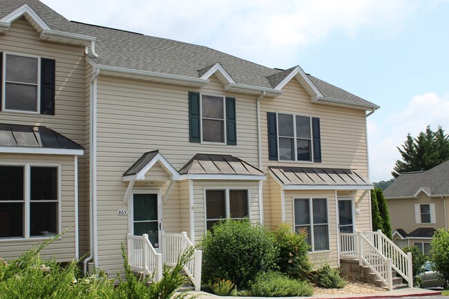Building Photo - 865 Camelot Ln