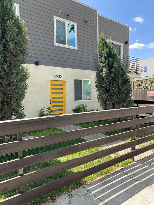 Front w/Private Yard - 10930 Hartsook St