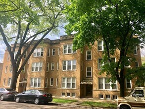 Building Photo - 2540 W Thorndale Ave