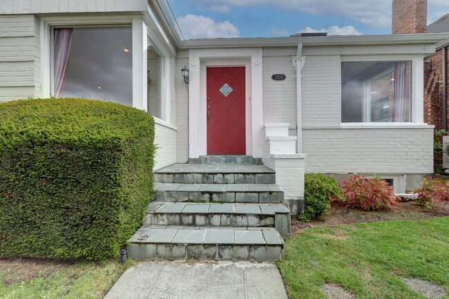 Building Photo - Unique Laurelhurst 3 Bedrooms with 2 Bathr...