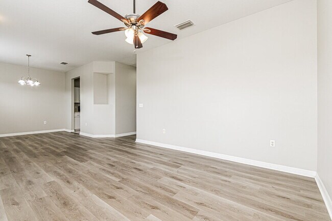 Foto del edificio - 292 Cloverdale Rd