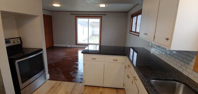 Building Photo - 559 Fairview Ave