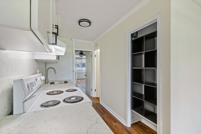 Building Photo - Remodeled 1 bed/ 1 bath- **ALL Utilities I...