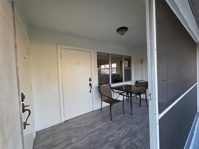 Foto del edificio - 300 Layne Blvd