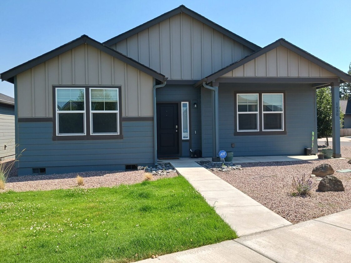 Foto principal - $500 OFF 1st months rent! Beautiful 2-Bedroom Home located in Redmond Oregon.