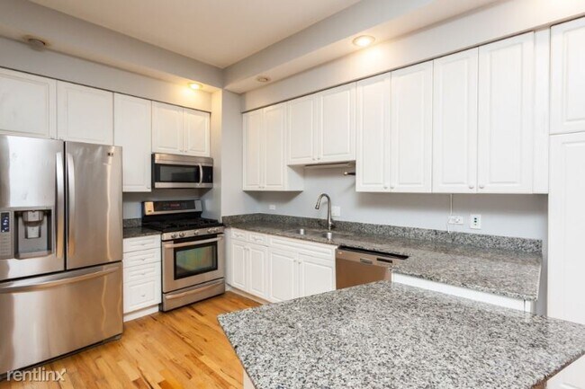 Building Photo - 3 br, 2 bath Townhome - 2425 N Clybourn Av...