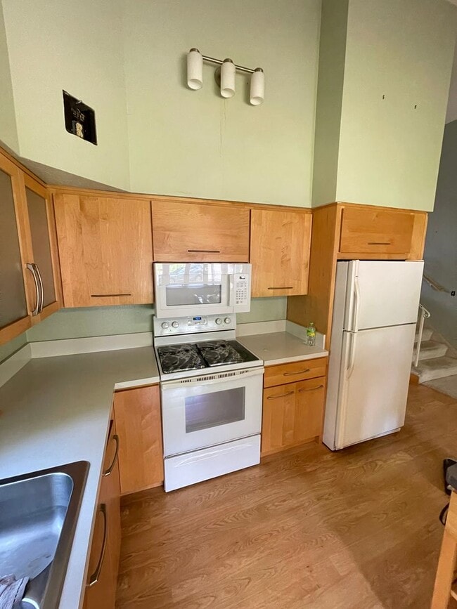 Building Photo - AVAILABLE AUGUST 18TH - Gorgeous 3 Bed 2 b...