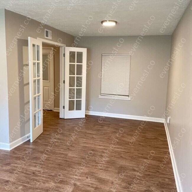 Building Photo - 558 N Park Dr