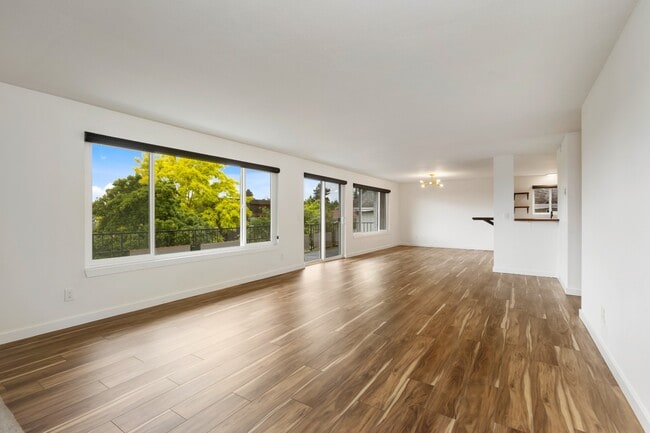Building Photo - Newly Renovated 2BR/2BA Home with Private Balcony in Seattle