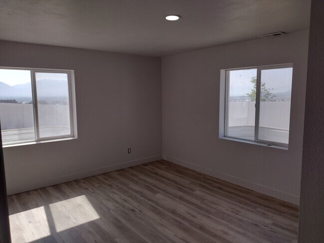 Building Photo - 2162 N Cloverleaf Wy
