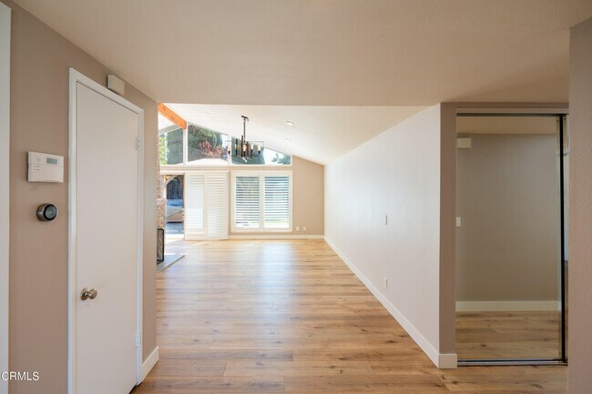 Building Photo - 2030 Lyndhurst Ave
