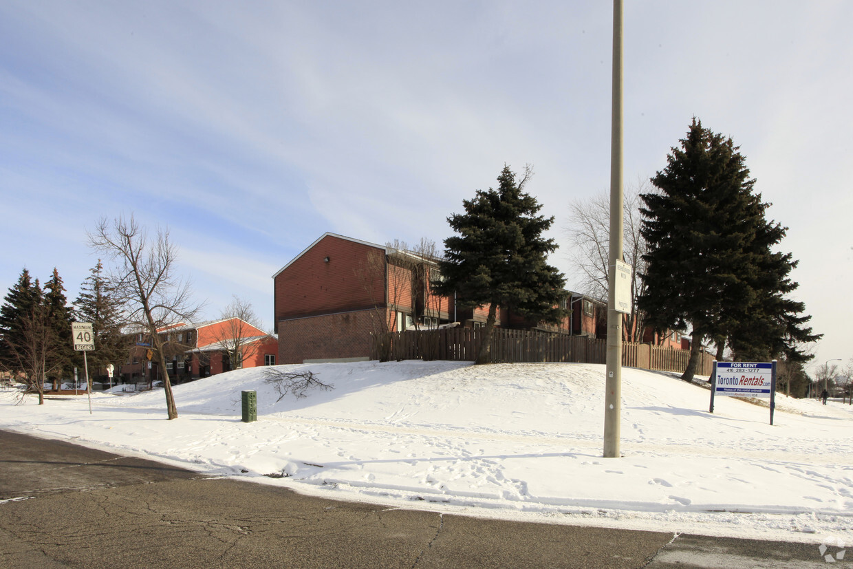 Building Photo - 10 Empringham Dr