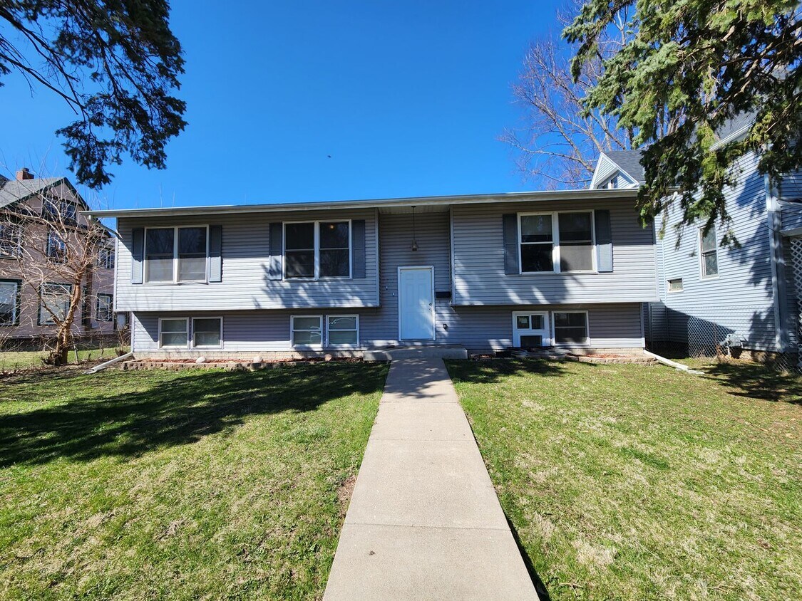 Primary Photo - Beautiful 4 bed 2 bathroom house