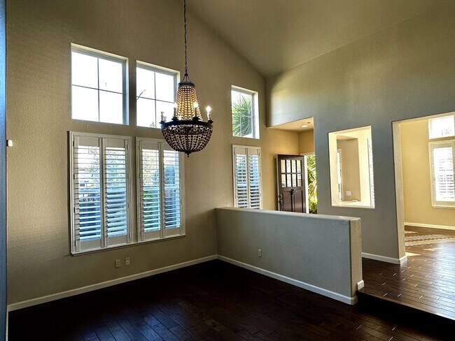Building Photo - Spacious 4 bedroom, 2.5 bathroom home on c...