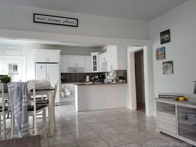 Building Photo - 1137 SW 13th Ct