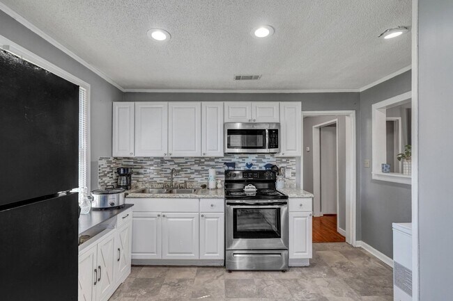 Foto del edificio - Charming 2BR House in Savannah