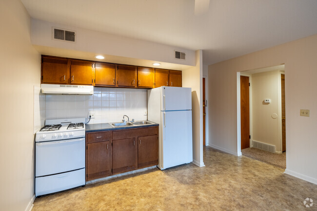 1BD, 1BA - 780SF - Kitchen - Williamsburg Apartments