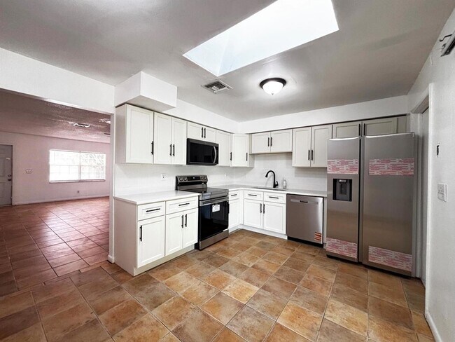 Building Photo - 3919 Wilshire St