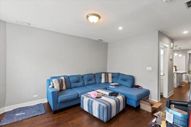 Building Photo - 3 bedroom in Chicago IL 60618
